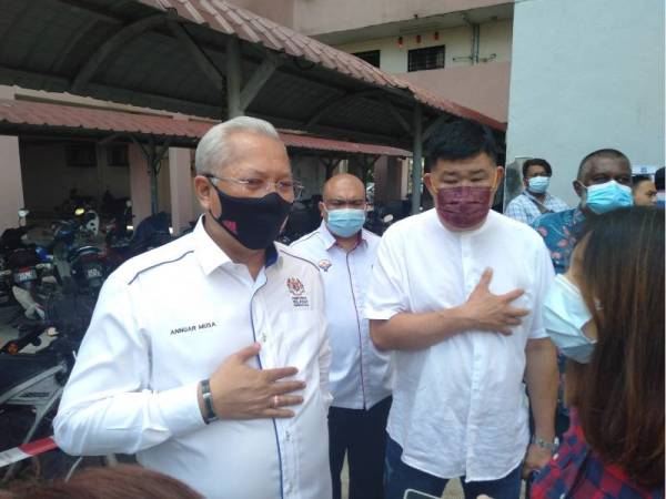 Annuar (kiri) menjawab soalan pemberita selepas turun padang bagi penyerahan surat tawaran dan kunci unit PPR Pekan Salak Selatan pada Khamis.