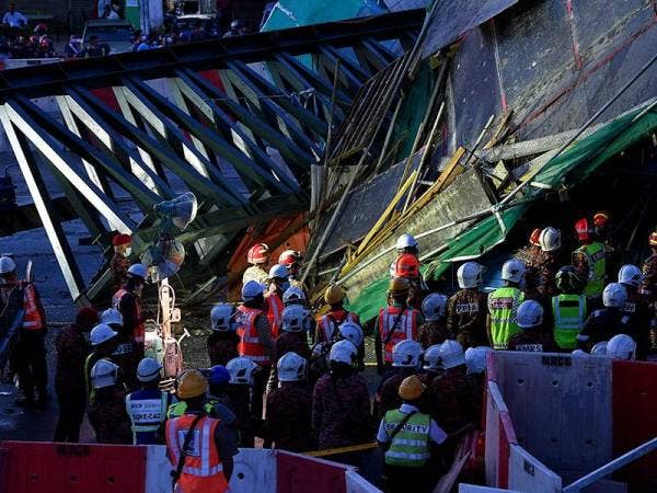 Anggota Bomba dan Penyelamat melakukan kerja-kerja menyelamat mangsa yang terperangkap di dalam sebuah van selepas dihempap sebahagian struktur tapak pembinaan sebuah lebuh raya berhampiran Lebuhraya Lingkaran Tengah 2 (MRR2) di Desa Tun Razak yang runtuh semalam. 