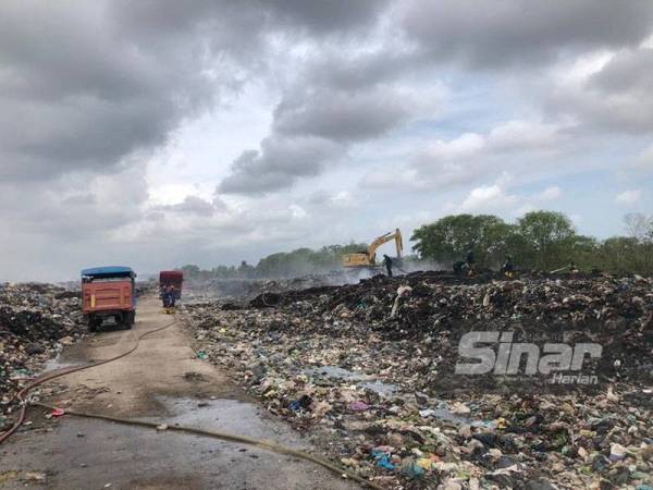 Operasi memadam api masuk hari ke-14 sejak kebakaran bermula dua minggu lalu di tapak pelupusan sampah di Kampung Kok Bedullah, Pengkalan Kubor, Tumpat.