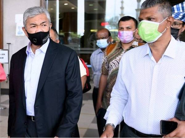 Ahmad Zahid (kiri) hadir pada prosiding sambung bicara kesnya di Mahkamah Tinggi pada Khamis.
- Foto Bernama