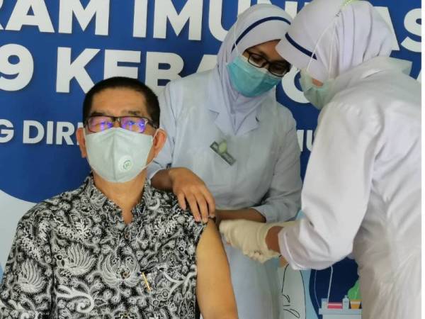 Maximus ketika menerima suntikan vaksin Covid-19 di Klinik Kesihatan Presinct 18, Kuala Lumpur pada Khamis.