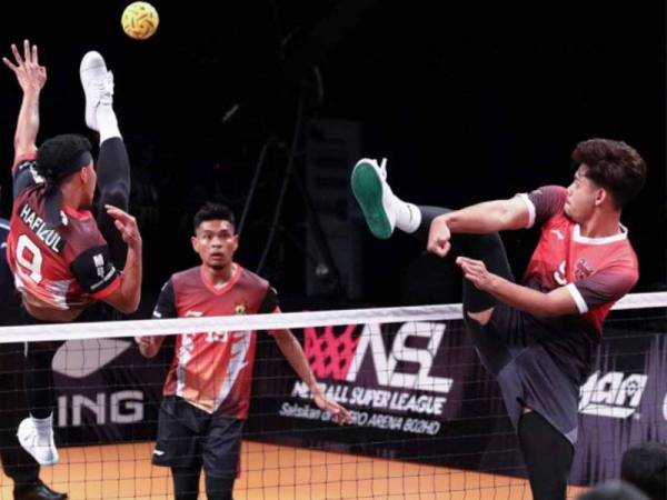Aksi pemain pemain Kelantan Warriors, Muhammad Iqbal Shamsuddin (kanan), bagi mengekang libasan pemain Negeri Sembilan Antlers, Muhammad Hafizul Hayazi Adnan pada Khamis. foto: fb Sepak Takraw League