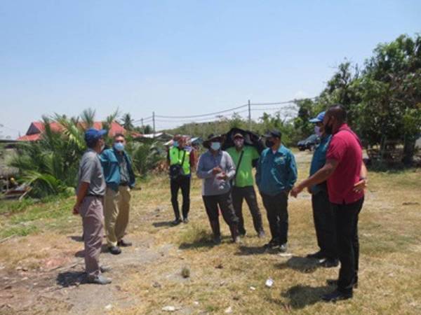 Beberapa pegawai JAS Kedah melakukan siasatan pada Rabu minggu lalu di Kuala Kerpan, Kubang Pasu, Alor Setar bersama Lembaga Sumber Air Kedah.