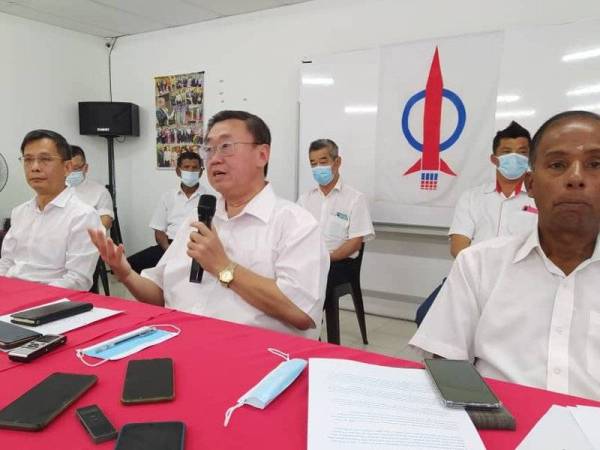 Thomas (tengah) mengetuai kumpulan yang turut disertai Kula Segaran (kanan) dan Thye Yih (kiri) pada sidang akhbar di Pusat Khidmat Ahli Parlimen Ipoh Perak, Buntong, Ipoh pada Jumaat.