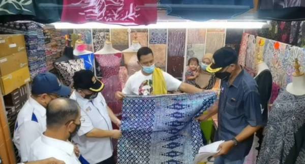 Alexander (tiga dari kiri) melihat produk yang dijual di Pasar Besar Kedai Payang.