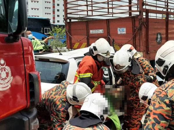 Anggota bomba mengambil masa kurang 30 minit mengeluarkan mangsa yang tersepit.