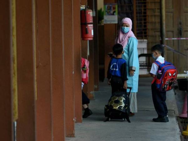 Sejumlah 231 lagi sekolah rendah di Sarawak dibenar beroperasi secara bersemuka mulai Isnin ini. - Foto Bernama
