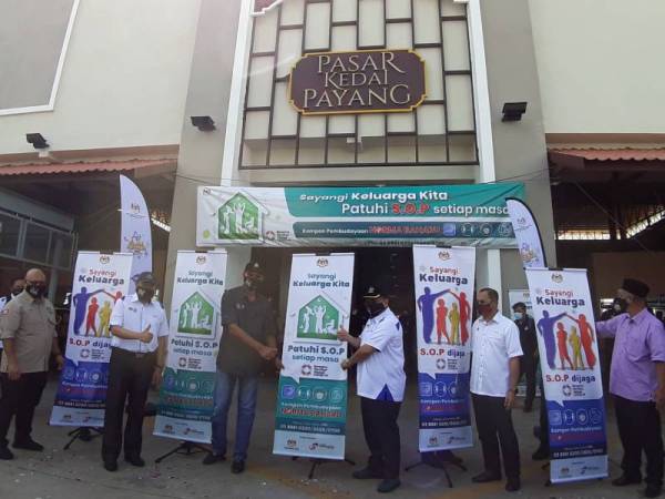 Alexander (tiga dari kanan) merasmikan Kempen Norma Baharu Covid-19 Sektor Peruncitan di Pasar Besar Kedai Payang, di sini pada Jumaat.