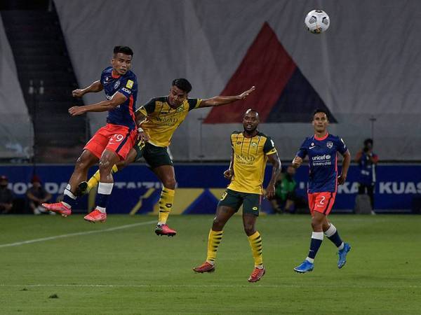 Pemain JDT Muhammad Safawi Rasid (kiri) diasak oleh pemain Kedah Mohammad Fairuz Zakaria (dua, kiri) pada Perlawanan Piala Sumbangsih 2021 di Stadium Sultan Ibrahim di Iskandar Puteri malam ini.