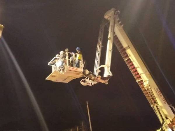 Kedua-dua pekerja yang terperangkap berjaya diselamatkan pada jam 3 pagi, Sabtu.