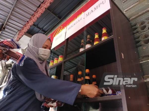Adura merancang untuk meletakkan bekalan roti, biskut dan minuman kotak menjelang sesi persekolahan nanti supaya dapat dijadikan bekalan makanan pelajar ketika waktu rehat.