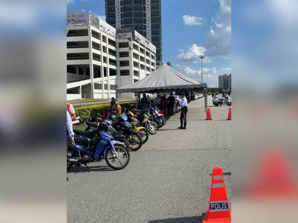 Polis melaksanakan Operasi Khas Bersepadu Kesalahan Bunyi Bising di Plaza Tol Mines Utara Lebuhraya Sungai Besi (BESRAYA) arah selatan, Serdang, pada Jumaat.