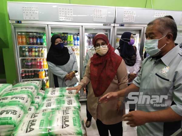 Mas Ermieyati meninjau operasi Pasaraya Coop Ummah selepas menyempurnakan majlis perasmian pasaraya itu di Tanjung Lumpur di sini pada Sabtu.