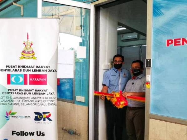 Amirudin (kanan) merasmikan pembukaan Pusat Khidmat Rakyat Penyelaras DUN Lembah Jaya di Laman Niaga@Ampang Waferfront pada Sabtu.