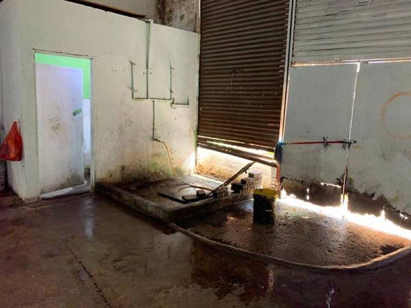 Keadaan di hostel pekerja asing dalam pemeriksaan JTK Selangor, pada Sabtu.