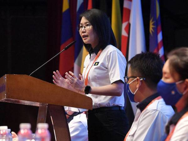 Ketua Pemuda MCA, Datuk Nicole Wong Siaw Ting (berdiri) berucap pada pembukaan Perhimpunan Agung Pemuda MCA ke-56 di Wisma MCA hari ini. - Foto Bernama