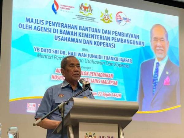 Wan Junaidi menyampaikan ucapan perasmian Majlis Penyerahan Bantuan dan Pembiayaan oleh Agensi di bawah Medac di Hospital USM, Kubang Kerian pada Sabtu.