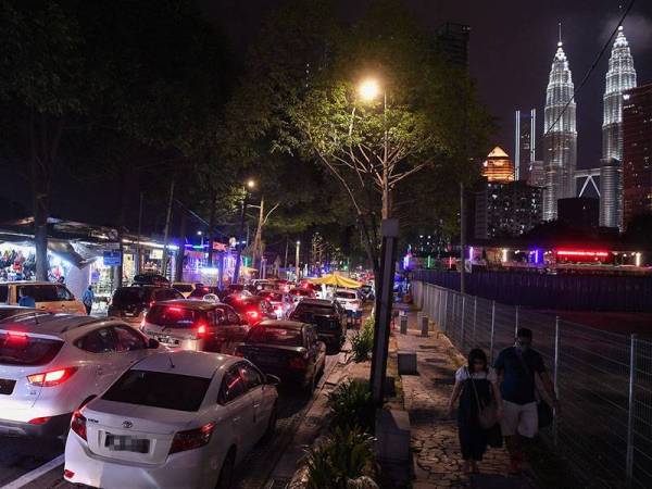 Keadaan laluan masuk ke Kampung Baru dilihat sesak dengan kenderaan berikutan orang ramai keluar untuk makan malam bersama keluarga di sekitar kawasan tersebut ketika tinjauan pada hari kedua pelaksanaan Perintah Kawalan Pergerakan Bersyarat (PKPB) hari ini.