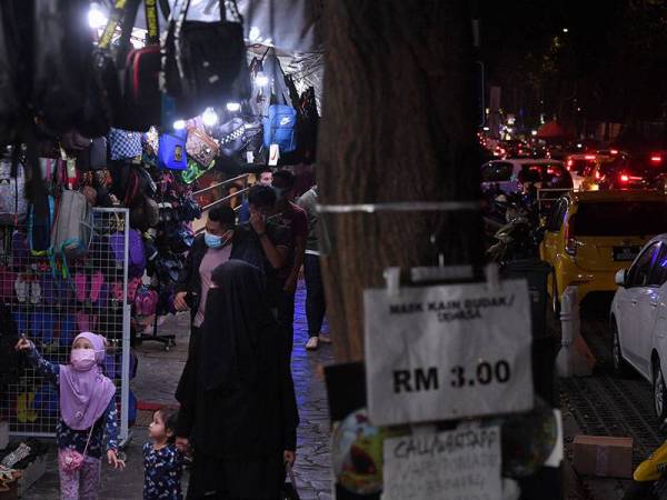 Keadaan laluan masuk ke Kampung Baru dilihat sesak dengan kenderaan berikutan orang ramai keluar untuk makan malam bersama keluarga di sekitar kawasan tersebut ketika tinjauan pada hari kedua pelaksanaan Perintah Kawalan Pergerakan Bersyarat (PKPB) hari ini. 