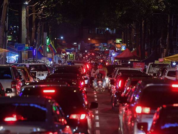 Keadaan laluan masuk ke Kampung Baru dilihat sesak dengan kenderaan berikutan orang ramai keluar untuk makan malam bersama keluarga di sekitar kawasan tersebut ketika tinjauan pada hari kedua pelaksanaan Perintah Kawalan Pergerakan Bersyarat (PKPB) hari ini. 