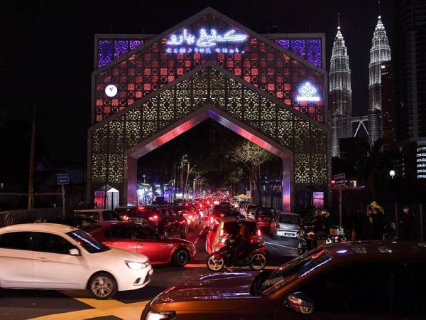 Keadaan laluan masuk ke Kampung Baru dilihat sesak dengan kenderaan berikutan orang ramai keluar untuk makan malam bersama keluarga di sekitar kawasan tersebut ketika tinjauan pada hari kedua pelaksanaan Perintah Kawalan Pergerakan Bersyarat (PKPB) hari ini. 