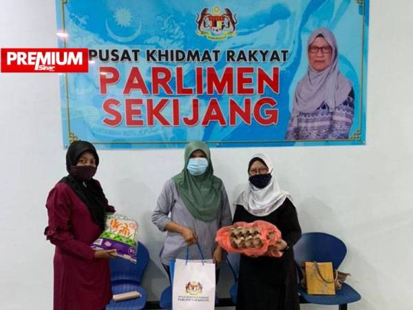 Natrah (kanan) menyampaikan sumbangan kepada penerima bantuan di kawasan Parlimennya di Sekijang, Johor baru-baru ini.