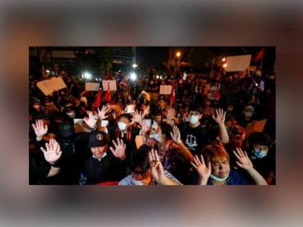Penunjuk perasaan antikerajaan di Mahkamah Jenayah di Bangkok, Thailand pada Sabtu. - Foto AP