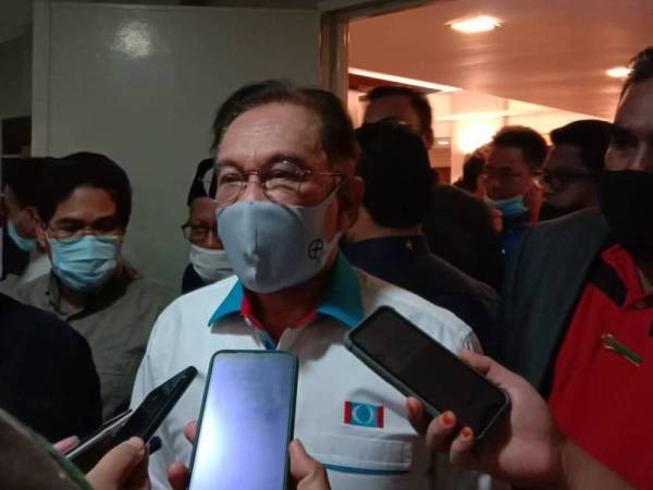 Anwar ketika sidang akhbar selepas selesai program berkenaan pada malam Sabtu.