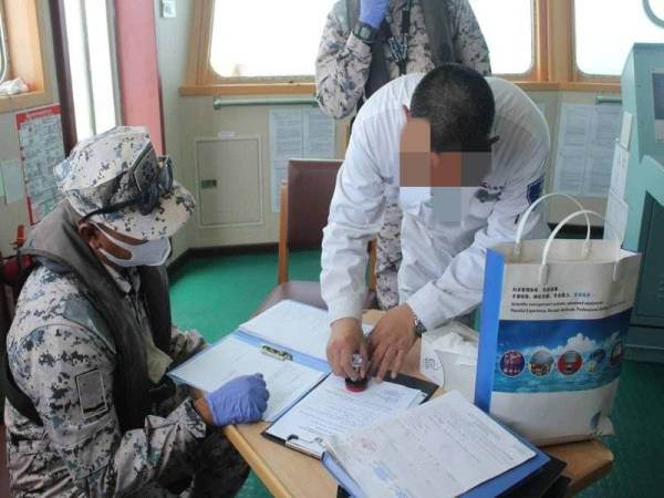 Anggota maritim dengan kerjasama JLWT menahan sebuah kapal tangki kerana berlabuh tanpa kebenaran di kedudukan kira-kira 7 batu nautika barat daya Pulau Pintu Gedong, Selangor pada Sabtu.