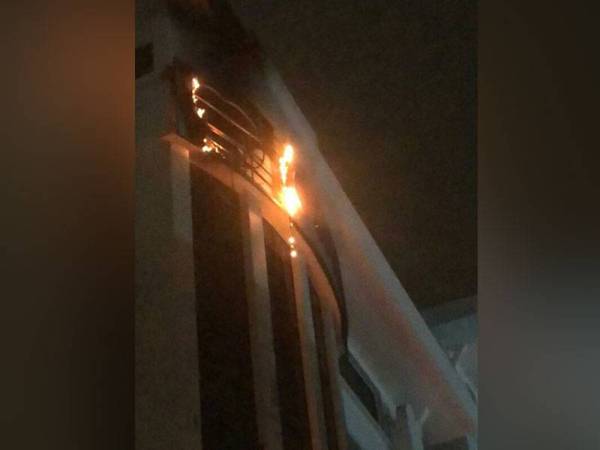 Papan tanda Hospital Pakar KPJ Ampang Puteri terbakar pada Sabtu.