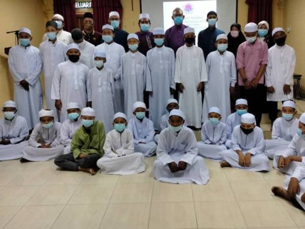Noh (belakang, empat dari kiri) bersama pelajar dan guru pada Majlis Perasmian Madrasah Tahfiz Haji Omar di Parit 2 Sungai Burong pada Ahad.