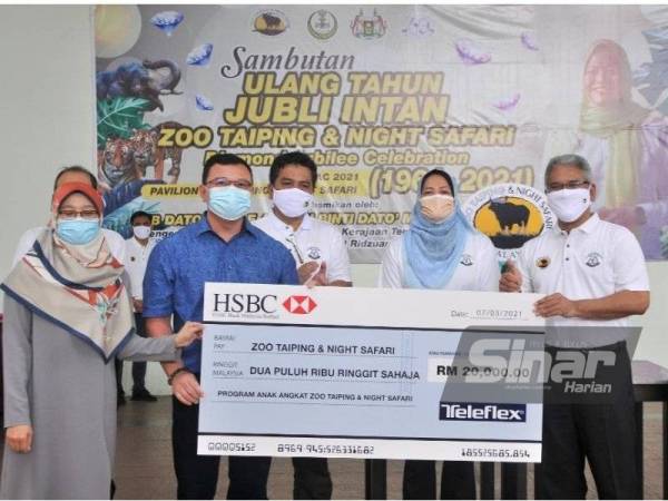 Nolee Ashilin bersama Khairul Amir menerima replika cek RM20,000 di bawah program anak angkat Zoo Taiping & Night Safari di Taiping.