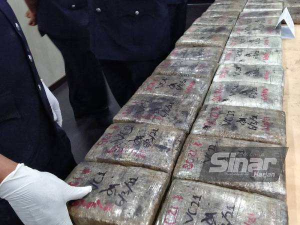 Ketulan mampat disyaki ganja dengan anggaran berat keseluruhan 44 kilogram bernilai kira-kira RM105,000 dirampas dekat Kampung Charuk Tenang, Sik, Kedah.