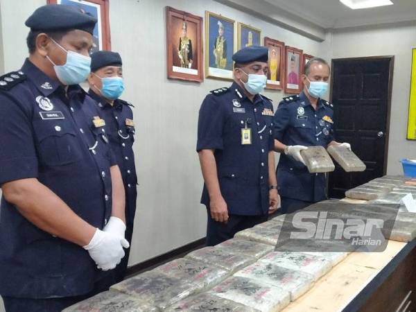 Ketulan mampat disyaki ganja yang ditemui dalam serbuan di Kampung Charuk Tenang Sik Kedah.