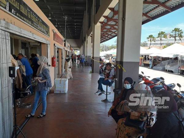 Pelanggan menunggu giliran untuk masuk ke kedai emas di Pasar Payang.