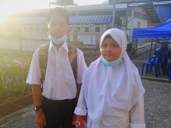 Nurul Farisha dan abangnya, Muhammad Faris gembira dapat kembali ke sekolah.