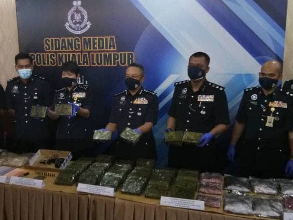 Saiful Azly (tengah) menunjukkan hasil rampasan dadah pada sidang media di IPK Kuala Lumpur di sini pada Isnin.