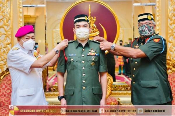 Sultan Sharafuddin (kiri) berkenan berangkat ke Majlis Pemakaian Kenaikan Pangkat Leftenan kepada Kapten untuk Tengku Amir Shah di Istana Alam Shah, Klang pada Isnin. Foto: Selangor Royal Office