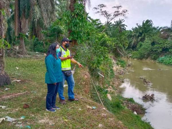 Pegawai JAS melakukan siasatan di Sungai Kulim berdekatan Kampung Tun Sardon, Ara Kuda, Kepala Batas berhubung fenomena ikan mabuk di sungai berkenaan.