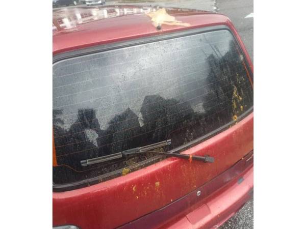 Kereta mangsa yang terkena kuah kari yang dibaling penduduk dari tingkat atas Flat Program Perumahan Rakyat (PPR) di Sungai Besi, Kuala Lumpur pada Ahad.