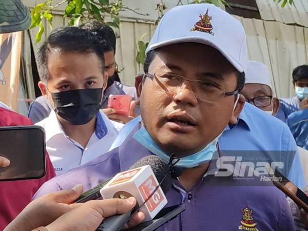 Amirudin ditemui pemberita ketika meninjau unit rumah yang terjejas akibat ribut itu di apartmen Dahlia Court, Sepang pada Isnin.