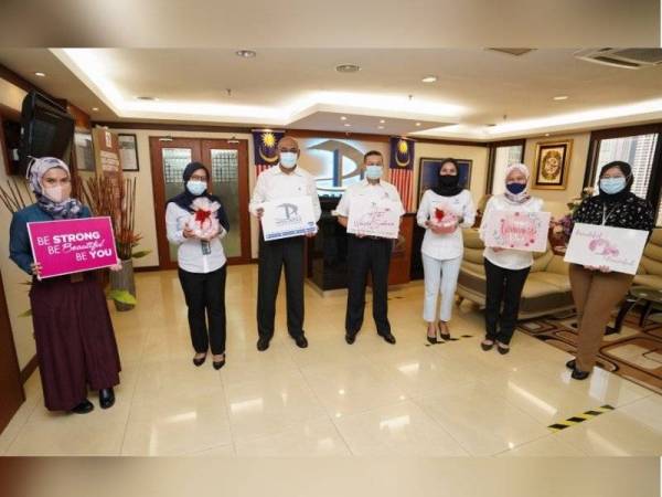 Mohammad Azlan (empat dari kanan) bersama antara kakitangan wanita yang diraikan ketika majlis sambutan Hari Wanita Prolintas 2021 pada Isnin.