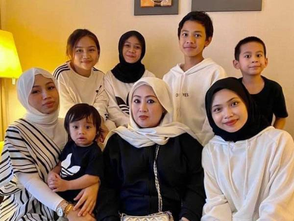 Rabtahwati bersama sebahagian daripada 12 anaknya.