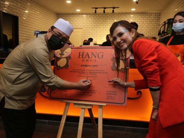 Ketua Menteri Melaka, Datuk Seri Sulaiman Md Ali (kiri) ketika merasmikan kedai Hang Boba milik Norfazlinda di Jalan Hang Tuah pada Sabtu lalu.