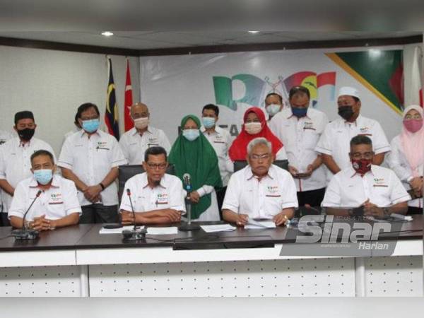 Noh (duduk dua dari kanan) dan Ahmad Yunus (duduk dua dari kiri) membuat kenyataan bersama menolak jawatan PeKT sebagaimana agihan ditetapkan KPKT baru-baru ini.