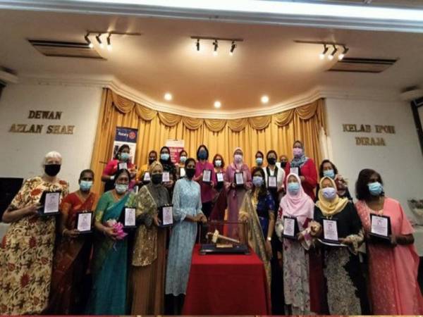 Nagasvary (di depan dua dari kiri) bersama penerima Anugerah Iron Lady dari Kelab Rotary Ipoh Selatan sempena Sambutan Hari Wanita Sedunia yang diadakan di Kelab Ipoh Diraja di sini pada malam Isnin.