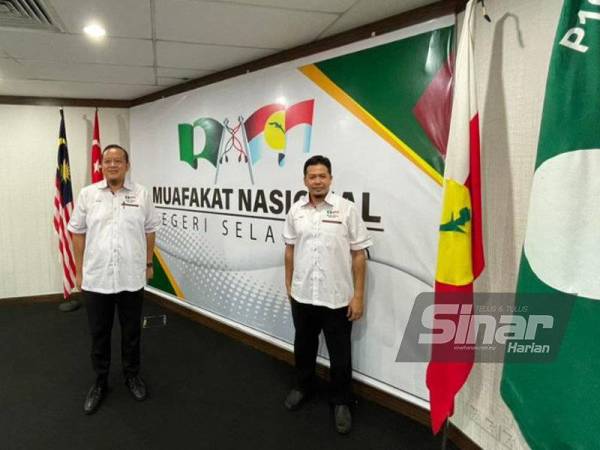 Hanafi (kanan) ketika mengadakan pertemuan dengan Ketua Pemuda UMNO Selangor, Datuk Rizam Ismail di Pejabat Badan Perhubungan UMNO Selangor pada Isnin.