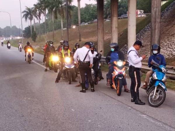 Polis menjalankan operasi kesalahan bunyi bising di Kilometer 13 Lebuhraya Persekutuan, Shah Alam, Selangor pada Selasa.