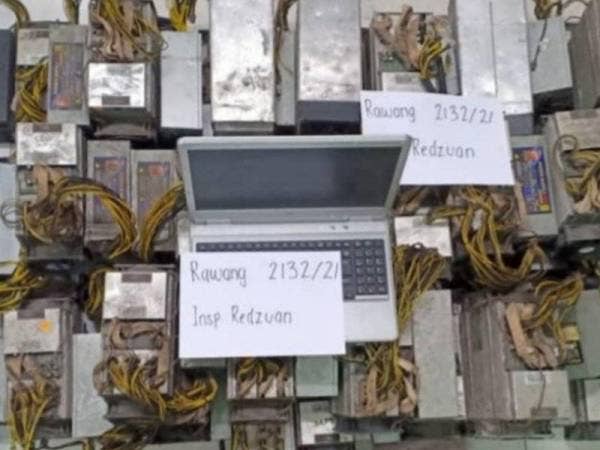 46 mesin melombong bitcoin dan komputer riba dirampas di sebuah premis di Rawang pada Selasa.