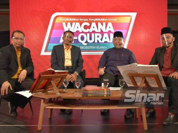 Dari kiri: Fazrul, Shamsuddin, Roslan dan Husaini pada program Wacana al-Quran Siri ke-96 bertajuk ‘Bayar Hutang Satu Jihad' yang disiarkan secara langsung di Kumpulan Karangkraf pada Isnin.